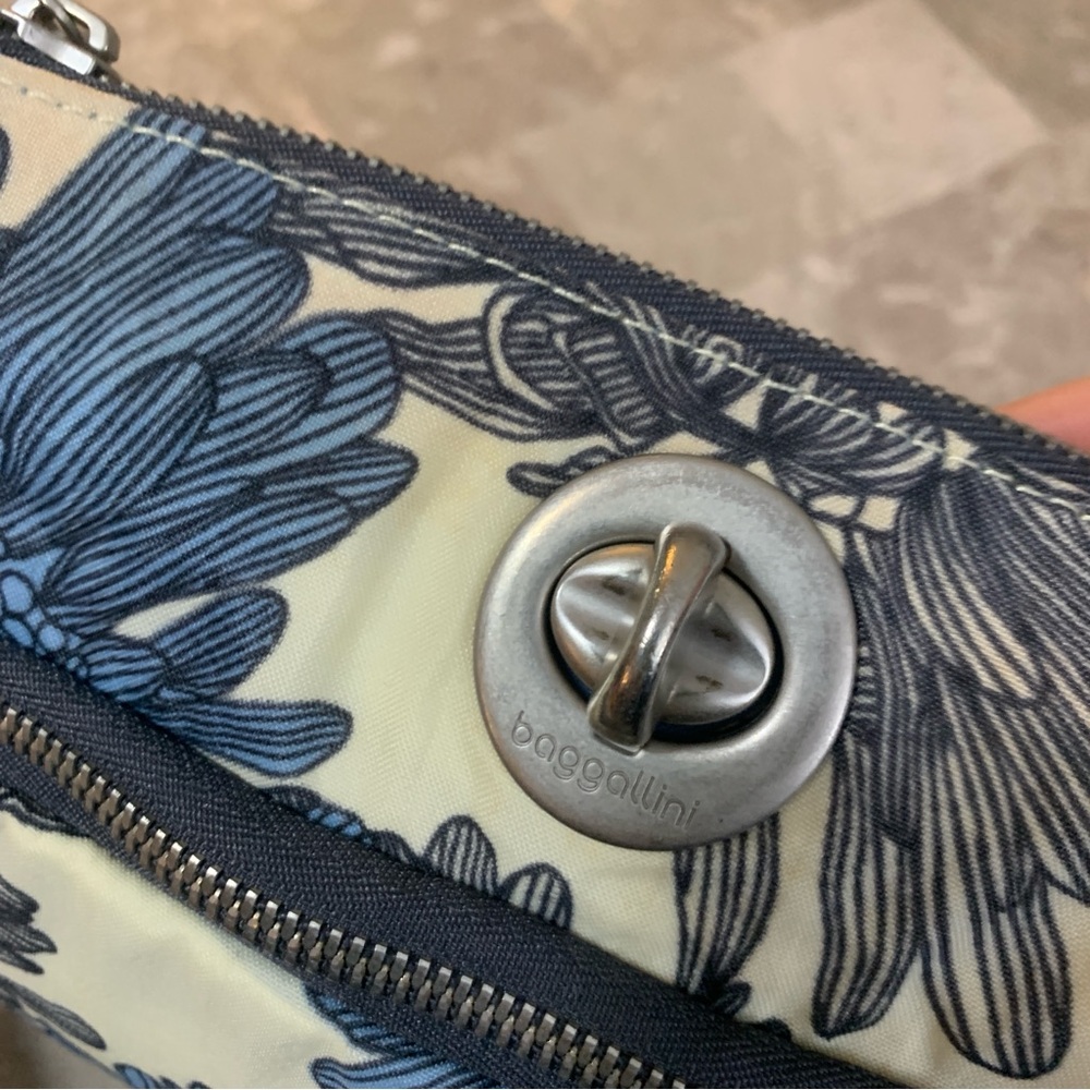 Baggallini Floral Crossbody Bag Turn Lock Purse Anywhere Everywhere Blue Cream! - Picture 14 of 16